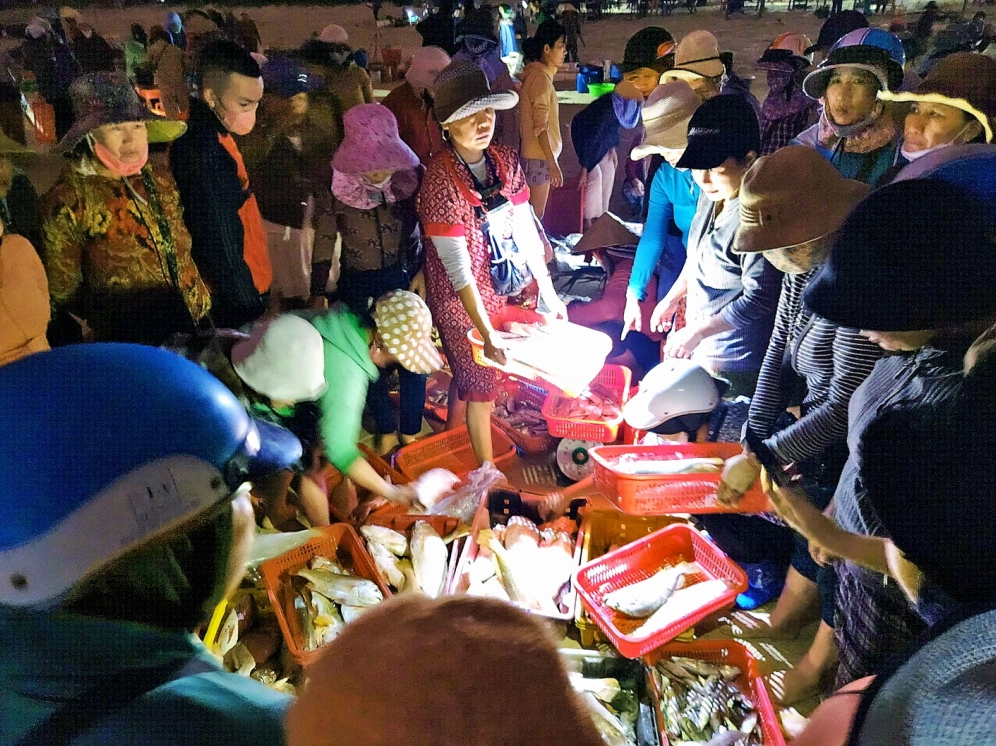 Thị trường mua bán vàng sôi động