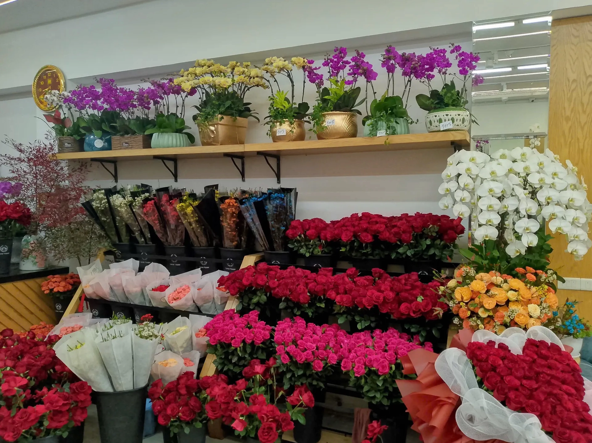 Thị trường quà tặng và hoa tươi nhộn nhịp dịp 8/3 để chuẩn bị gửi kèm lời chúc 8/3 cho đồng nghiệp