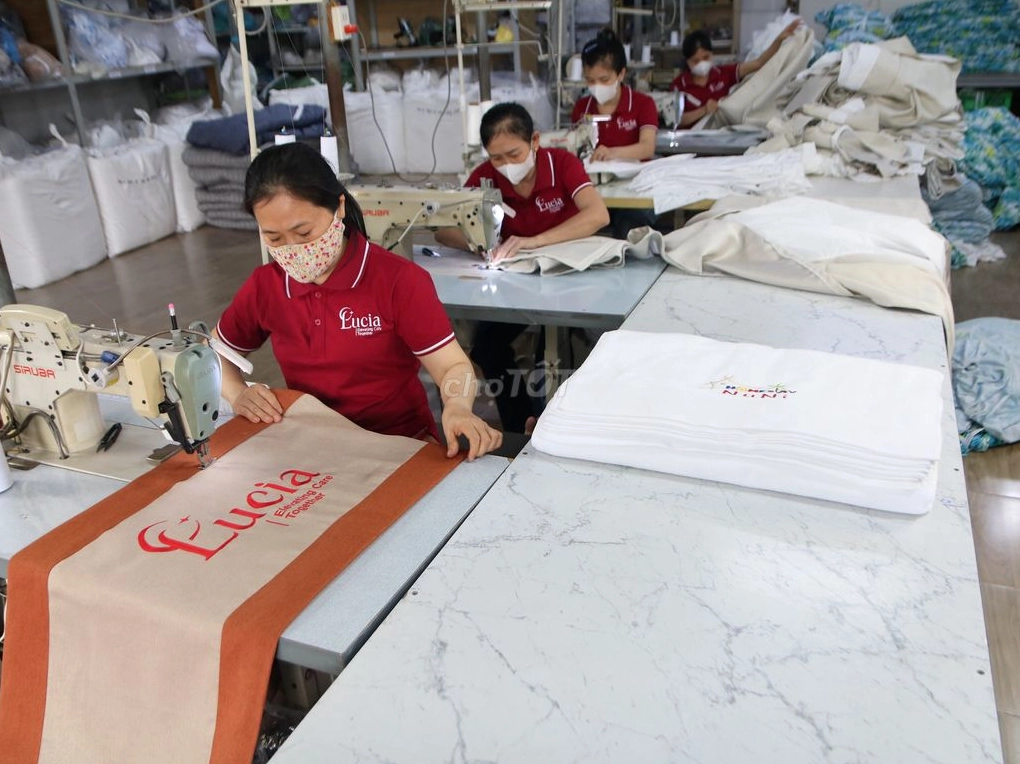 Thợ may công nghiệp làm việc tại chuyền may