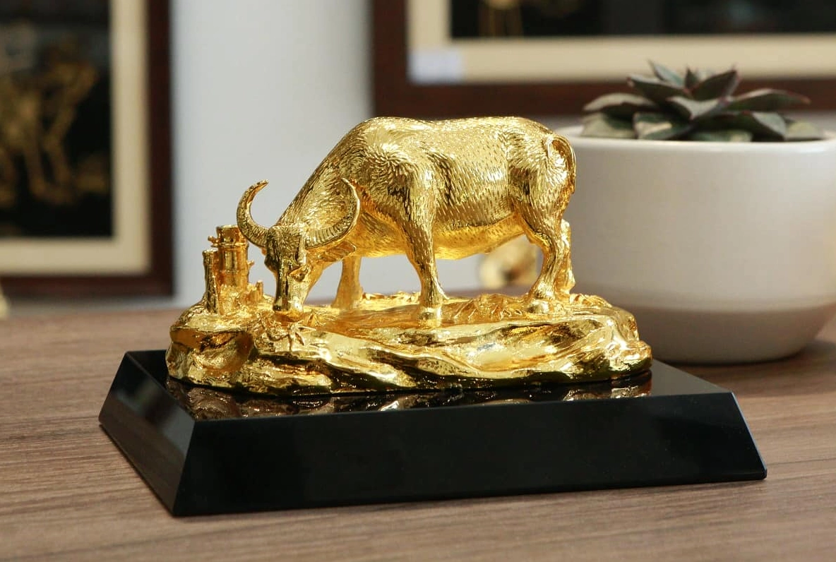 Tượng trâu vàng An Lạc khắc họa dáng trâu Việt Nam