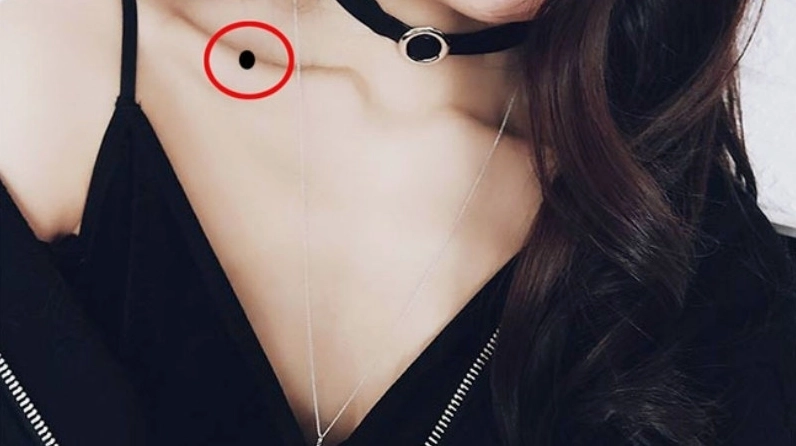 Xương quai xanh rõ nét thường được xem là biểu tượng của sự thanh thoát và quyến rũ