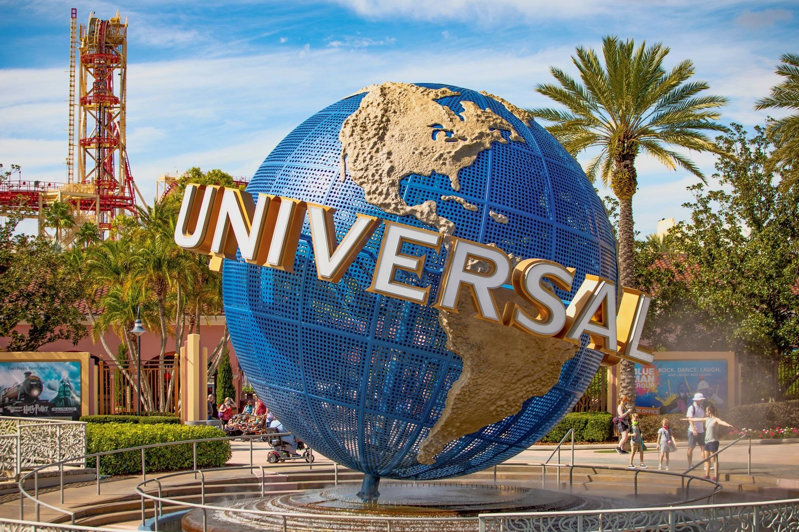Đám đông di chuyển qua một khu vực sợ hãi tại Halloween Horror Nights