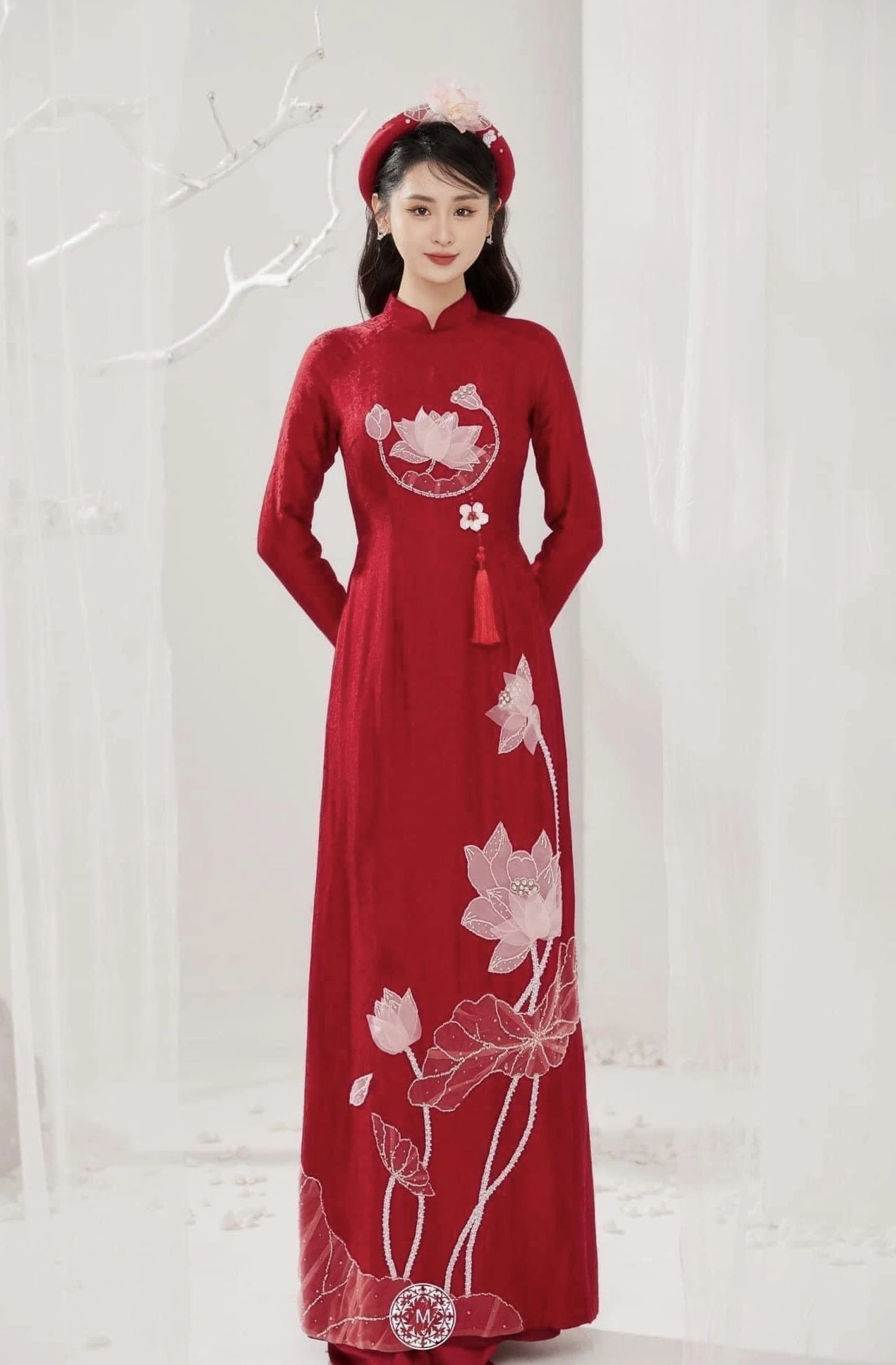 Áo dài hoa sen màu hồng pastel nhẹ nhàng