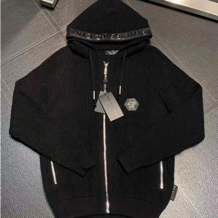 Áo Philipp Plein với họa tiết đầu lâu và đính đá