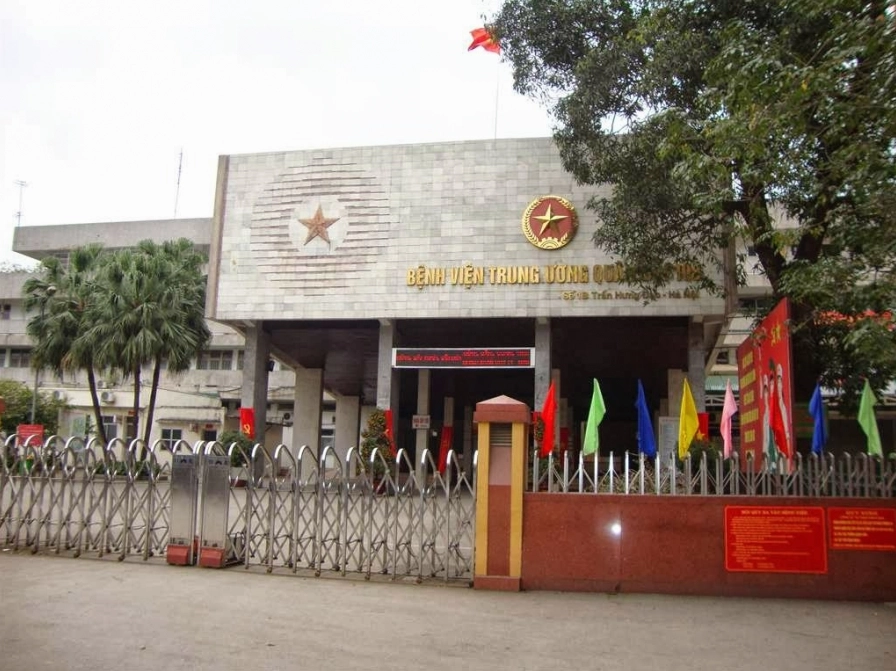 Bác sĩ đang khám cho bệnh nhân về xương khớp