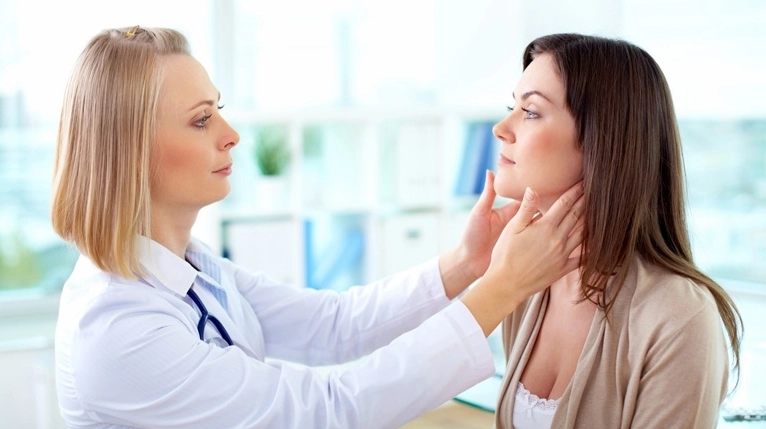 Bác sĩ đang khám da bằng dụng cụ chuyên dụng