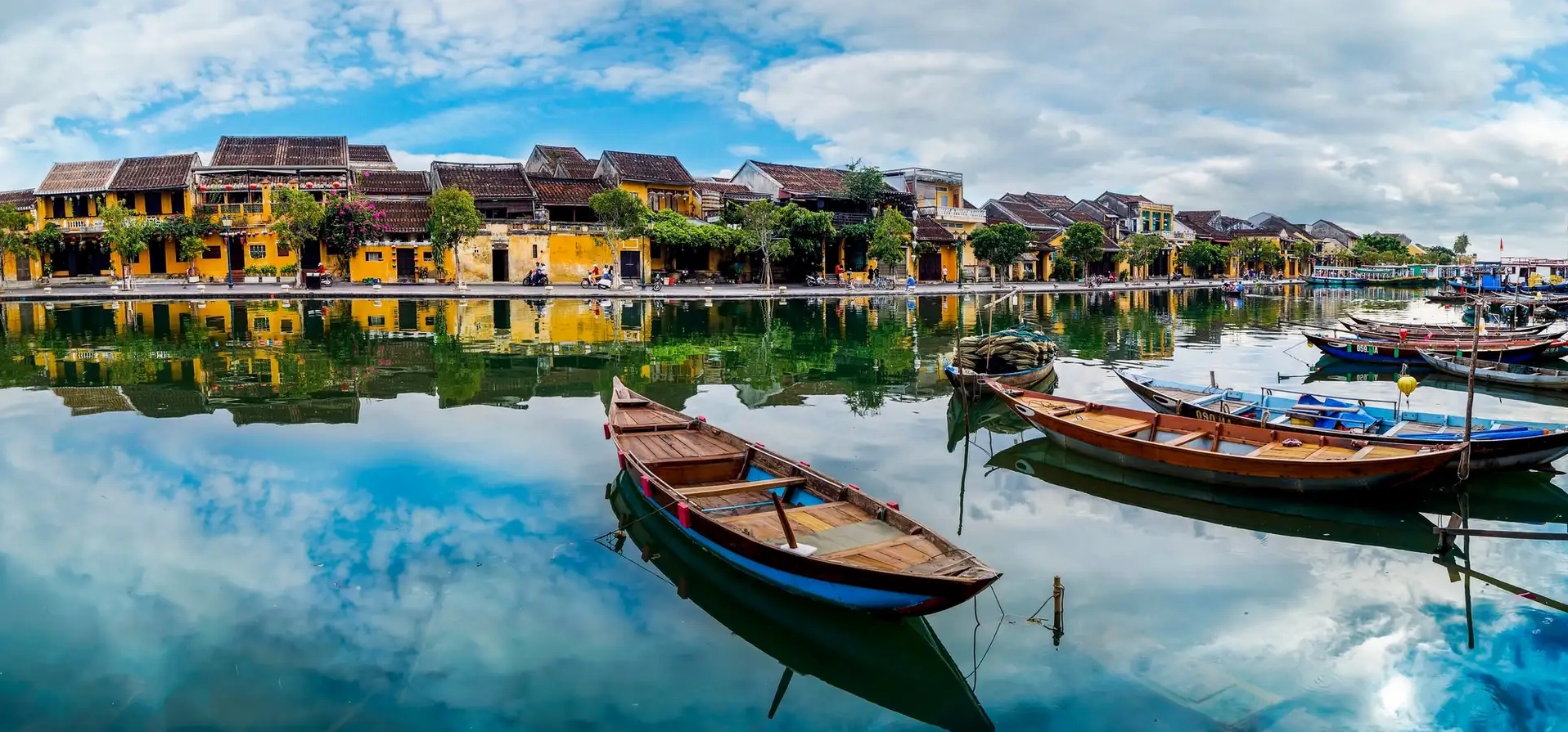 Bãi biển An Bàng với cát trắng và biển xanh