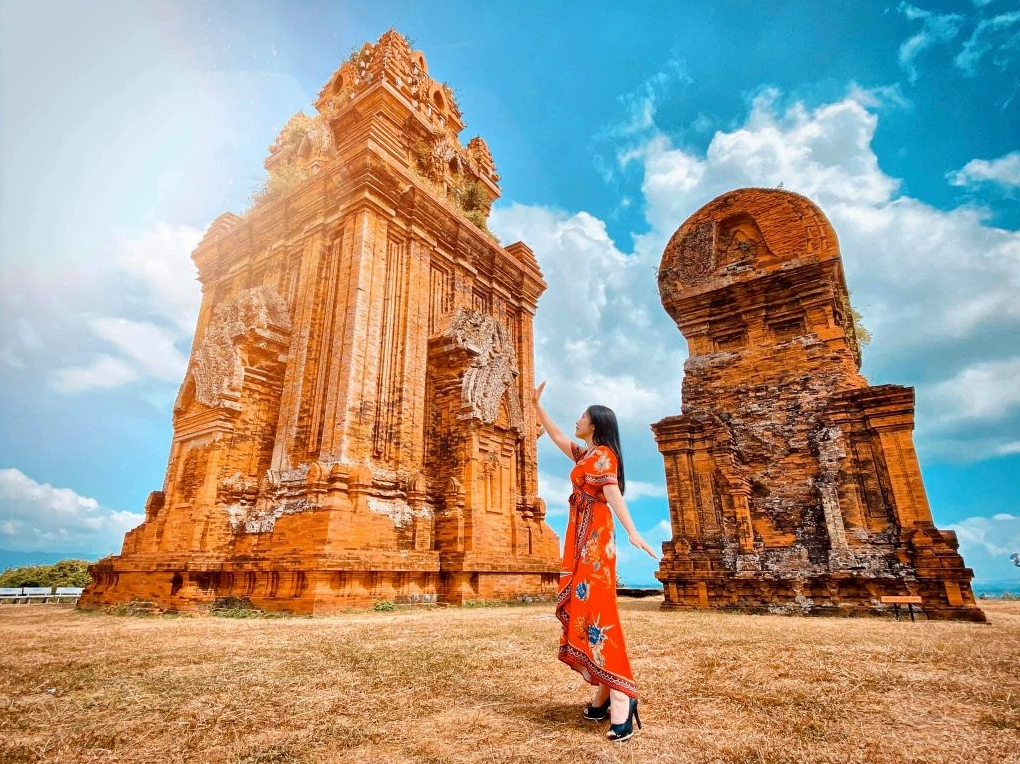 Bãi biển Mũi Né tuyệt đẹp với bờ cát trắng và biển xanh