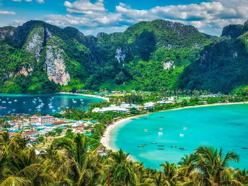 Bãi biển Patong sôi động về đêm