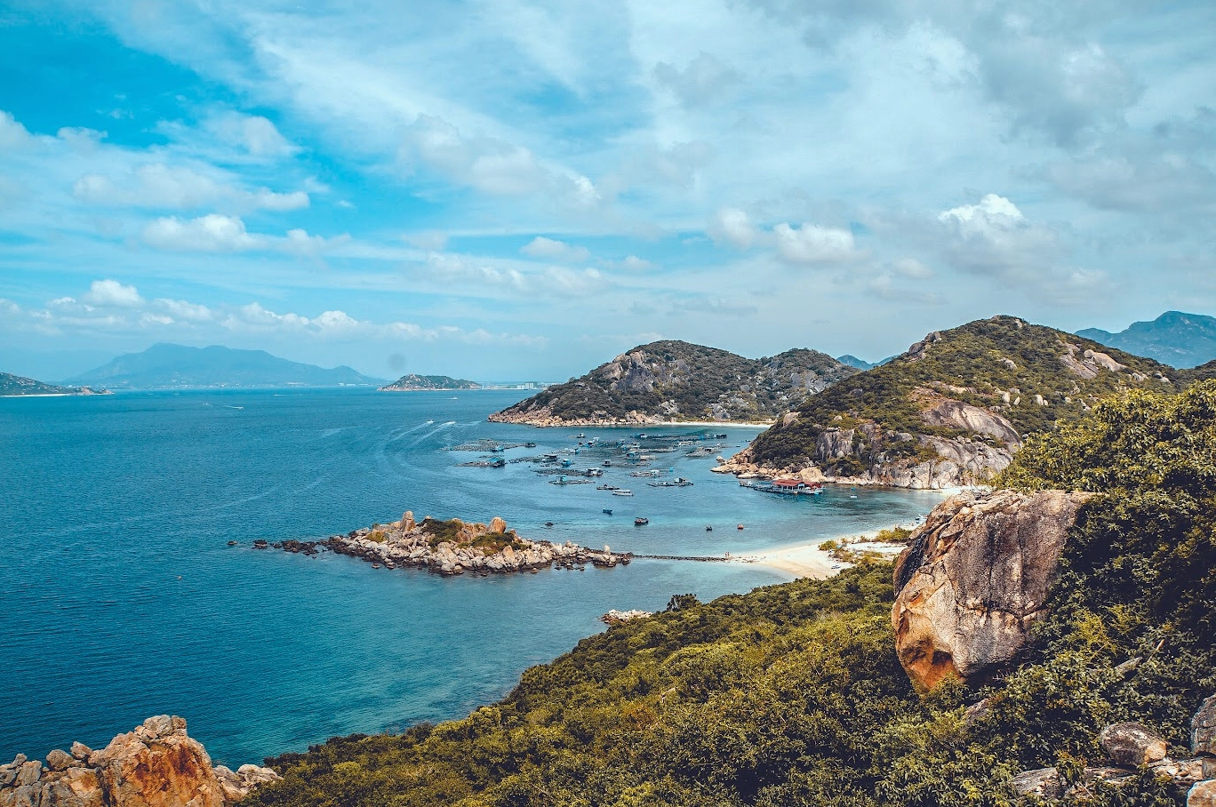 Bãi Dài Cam Ranh với bờ cát trắng và biển xanh