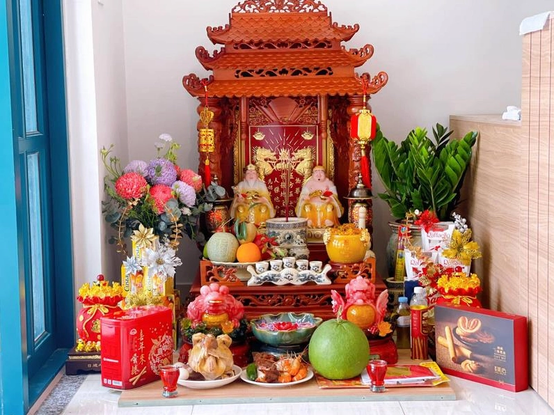 Bàn thờ Ông Địa và Thần Tài với đầy đủ vật phẩm phong thủy