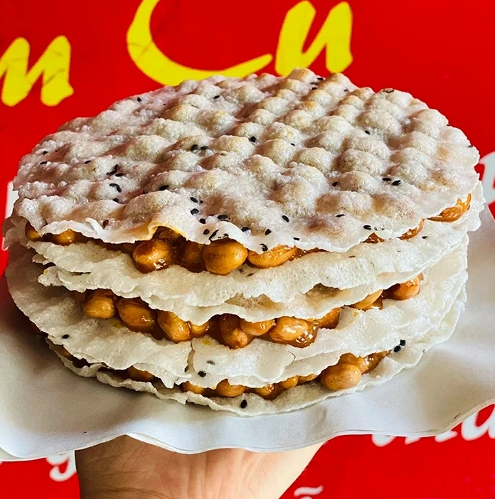 Bánh cu đơ và tách trà nóng