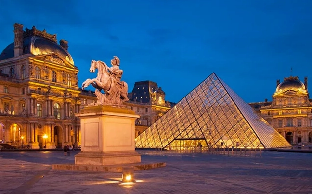 Bảo tàng Louvre với kiến trúc đặc trưng