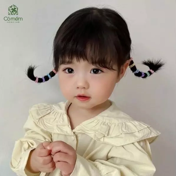 Bé gái với kiểu tóc buộc hai bên đáng yêu