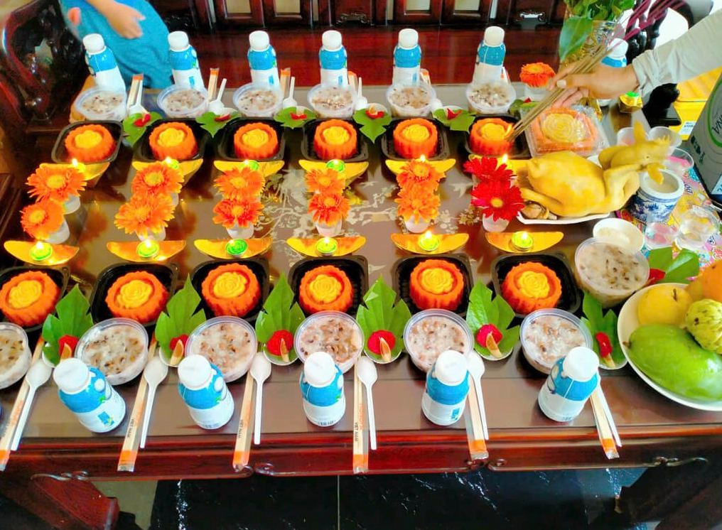 Bé trai trong lễ thôi nôi