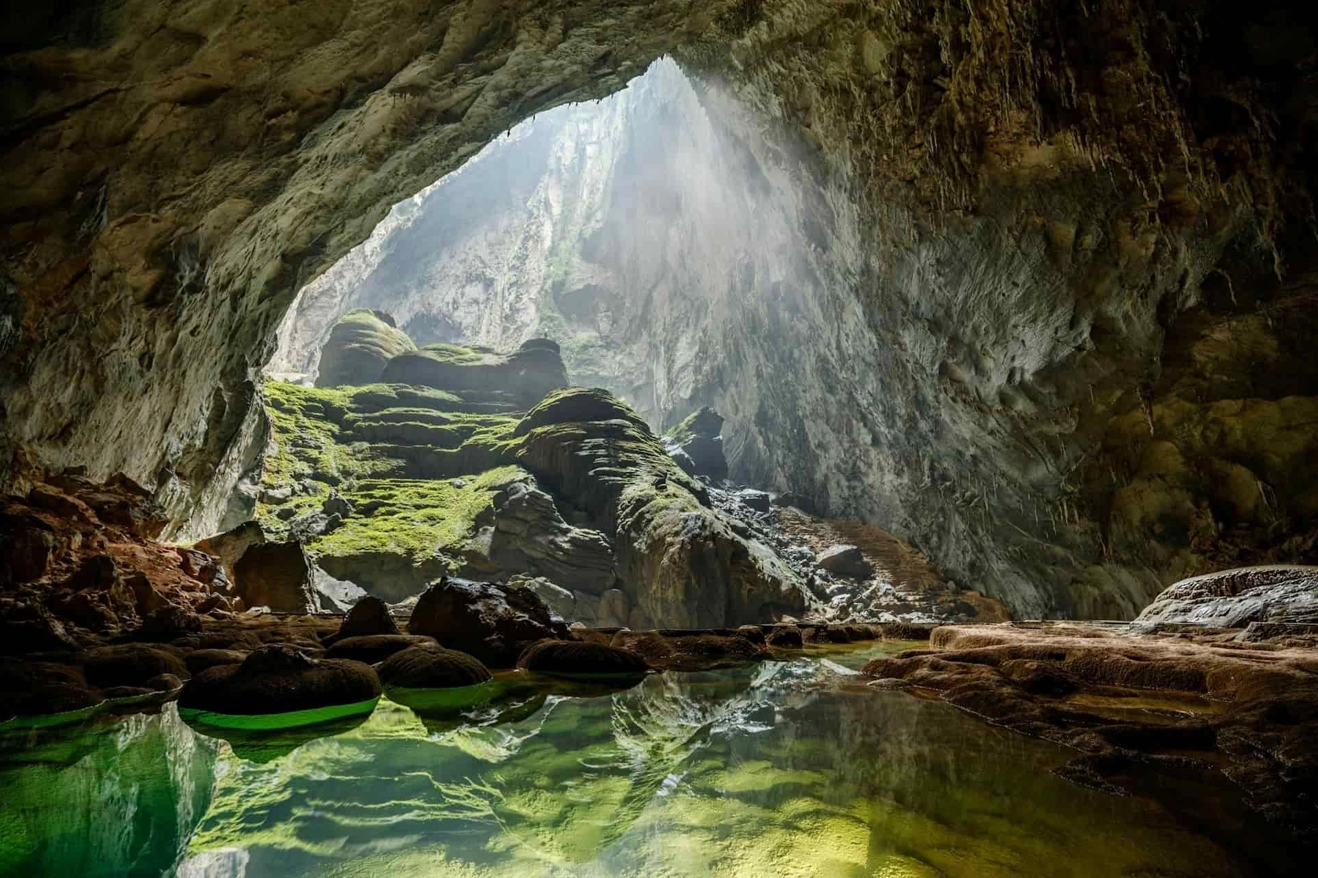 Bên trong lòng Động Phong Nha với các khối thạch nhũ