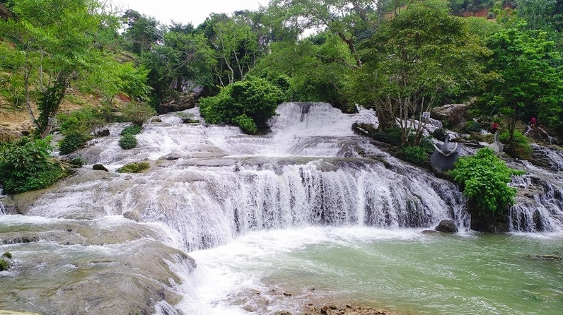 Bên trong động Tam Thanh với nhũ đá lung linh