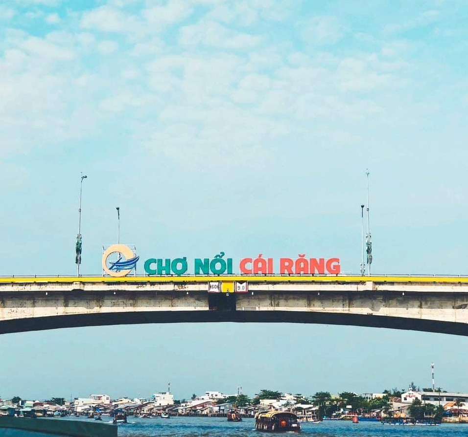 Các loại trái cây tươi ngon được bày bán trên ghe tại Chợ Nổi Cái Răng