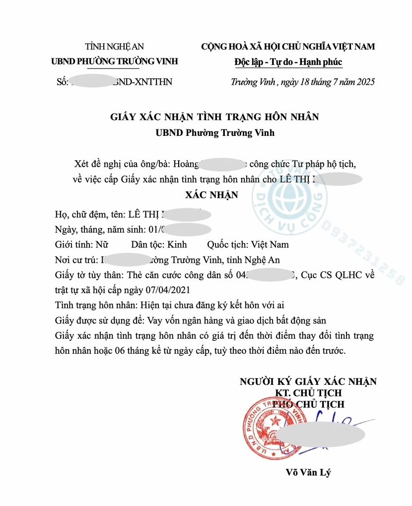 Cán bộ tư pháp hướng dẫn làm giấy xác nhận độc thân
