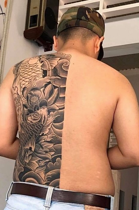 Cận cảnh hình xăm nửa lưng đi nét tinh xảo