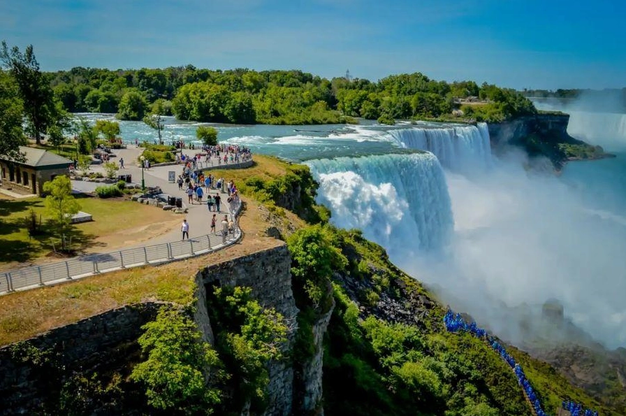 Cận cảnh Thác Horseshoe hùng vĩ nhìn từ Canada