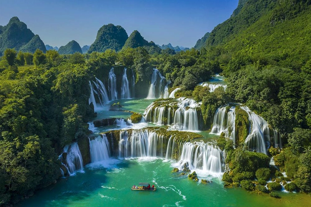 Cảnh quan hùng vĩ của Cao nguyên đá Đồng Văn với những núi đá và thung lũng.
