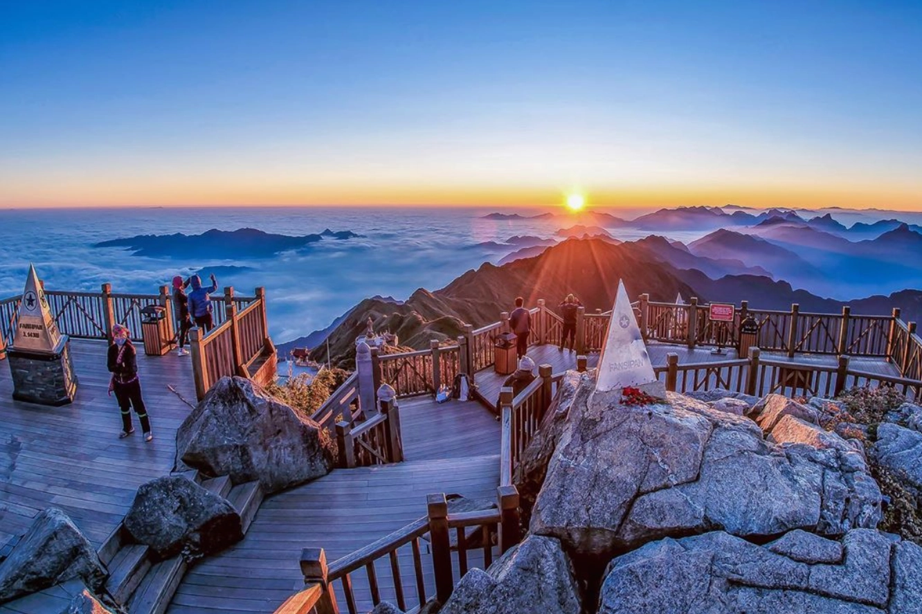 Cảnh quan hùng vĩ nhìn từ Cổng Trời Sapa