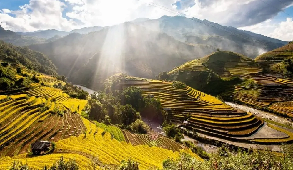 Cảnh quan hùng vĩ nhìn từ Đèo Khau Phạ