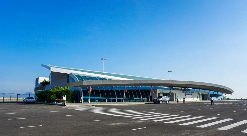 Cảnh quan Sân bay Tuy Hòa nhìn từ xa