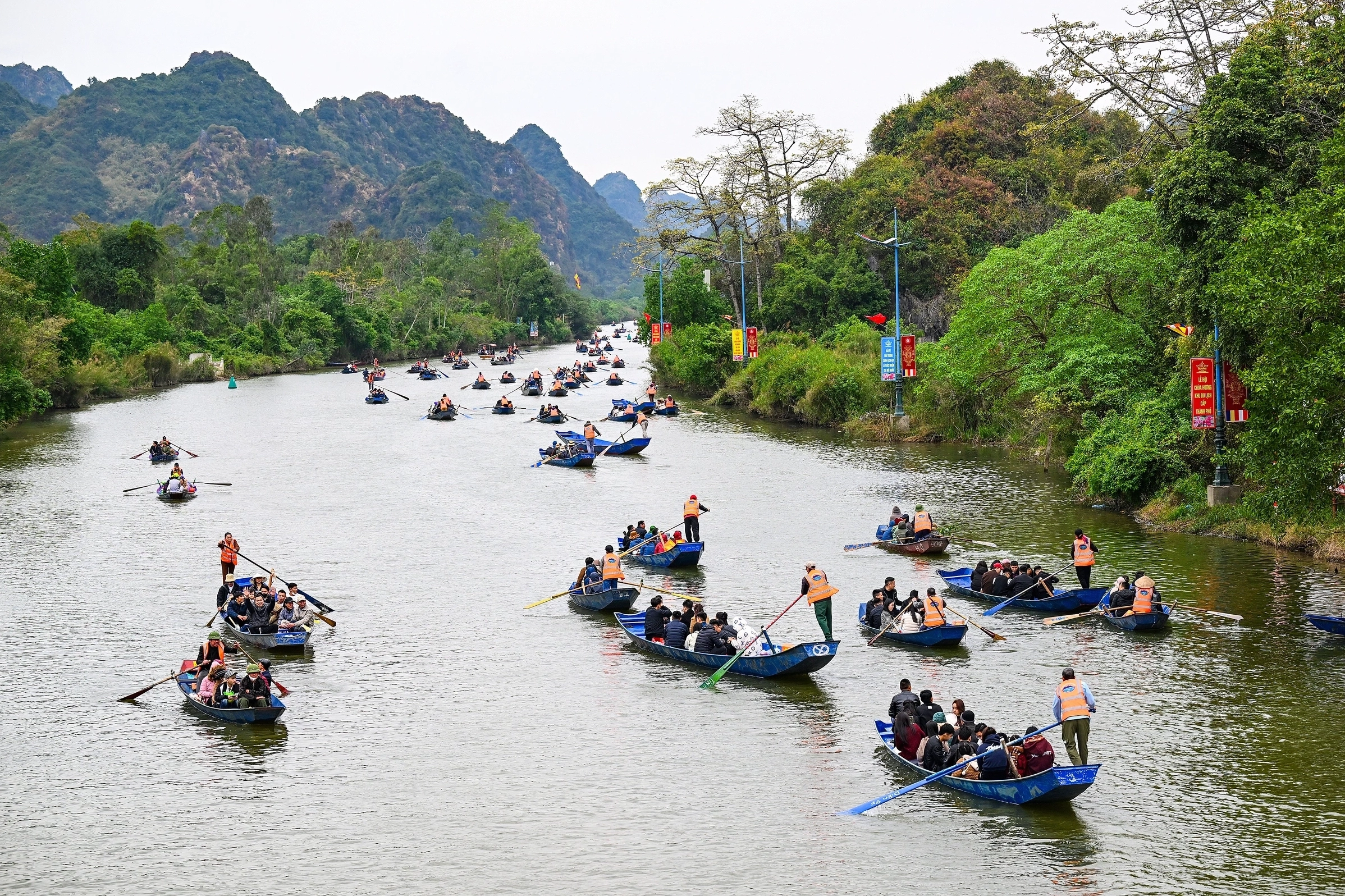 Cảnh quan sông nước thơ mộng tại Chùa Hương mùa lễ hội