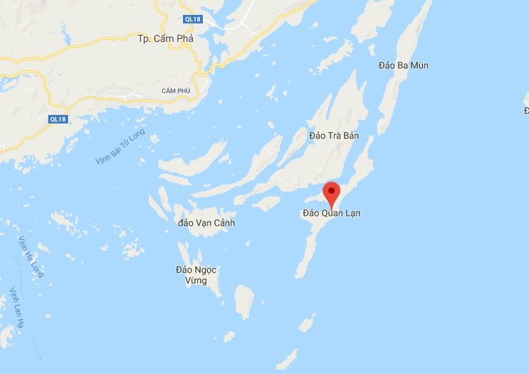 Cảnh quan vịnh Bái Tử Long nhìn từ tàu ra đảo Quan Lạn