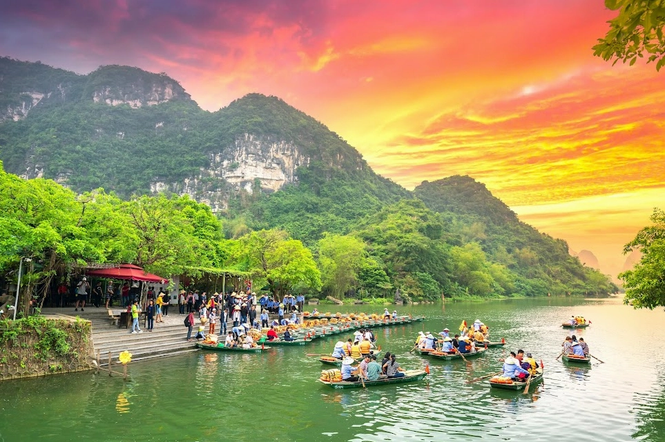 Cảnh thuyền du lịch trên sông Tam Cốc