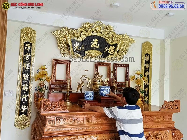Cặp câu đối trên bàn thờ gia tiên