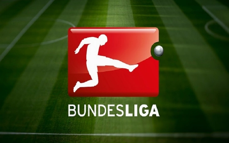 Cầu thủ thi đấu trong một trận cầu đỉnh cao tại Bundesliga