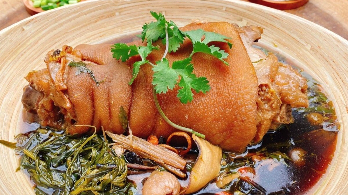 Chân giò hầm nóng hổi bày trí đẹp mắt