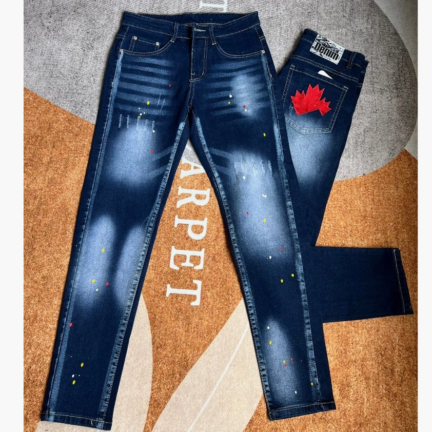 Chàng trai mặc quần Dsquared2 short và áo thun năng động