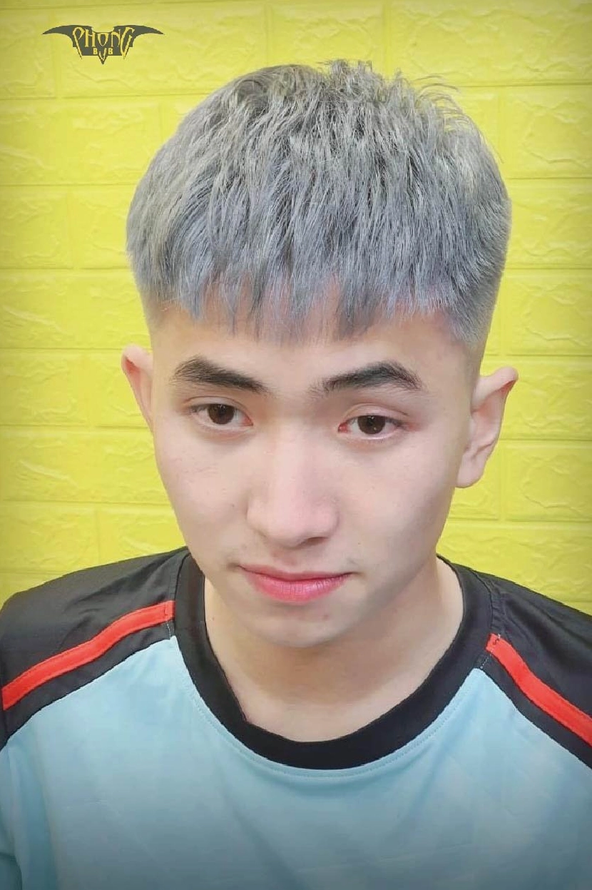 Chàng trai tạo kiểu tóc mohican dài tại nhà