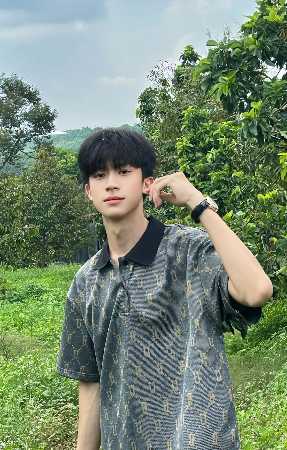 Chàng trai Việt Nam trong trang phục dạo phố