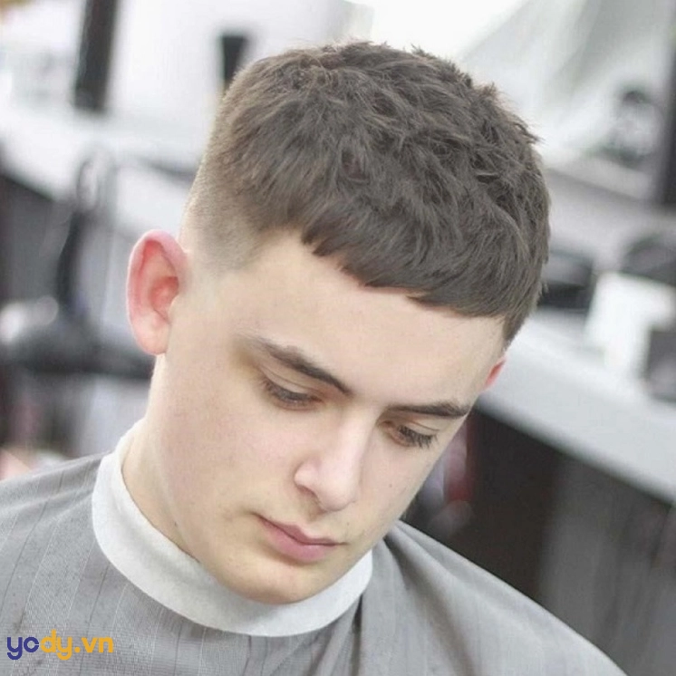 Chàng trai với kiểu tóc Mohican ngắn không vuốt, vẻ ngoài năng động