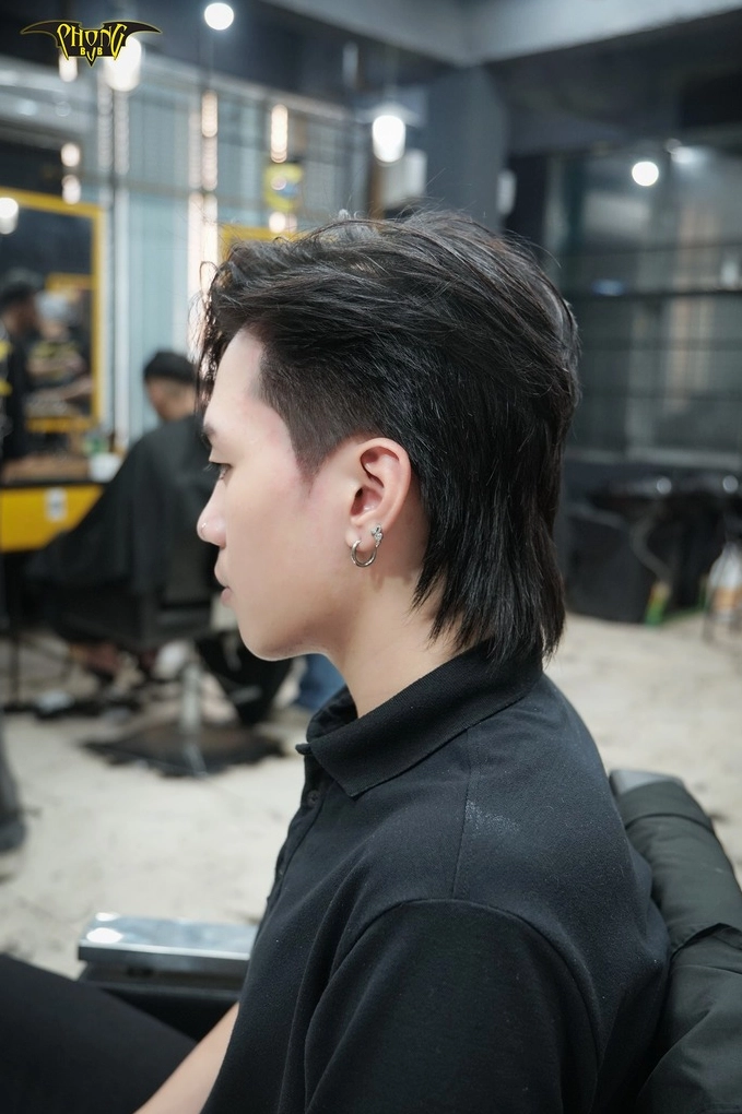 Chàng trai với mái tóc mullet cá tính, thể hiện sự trẻ trung và năng động