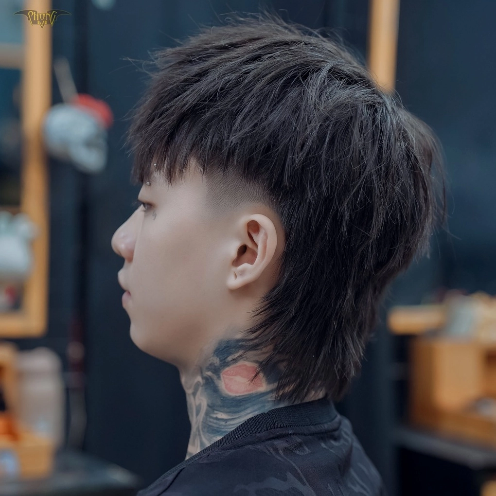 Chàng trai với tóc mullet layer nam uốn xoăn