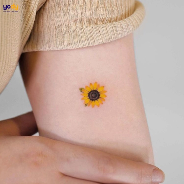 Chi tiết hình xăm hoa hướng dương nhỏ màu nước
