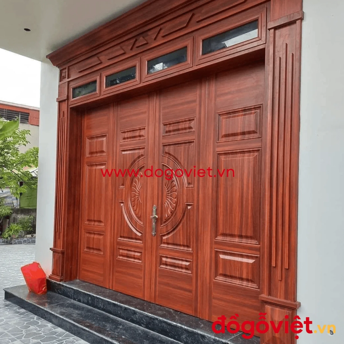 Chi tiết hoa văn trên mẫu cửa gỗ 4 cánh mặt tiền