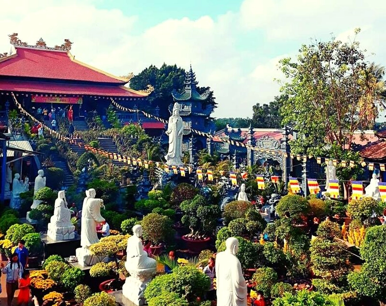 Chi tiết kiến trúc chạm khắc tinh xảo tại Chùa Bà Châu Đốc 3