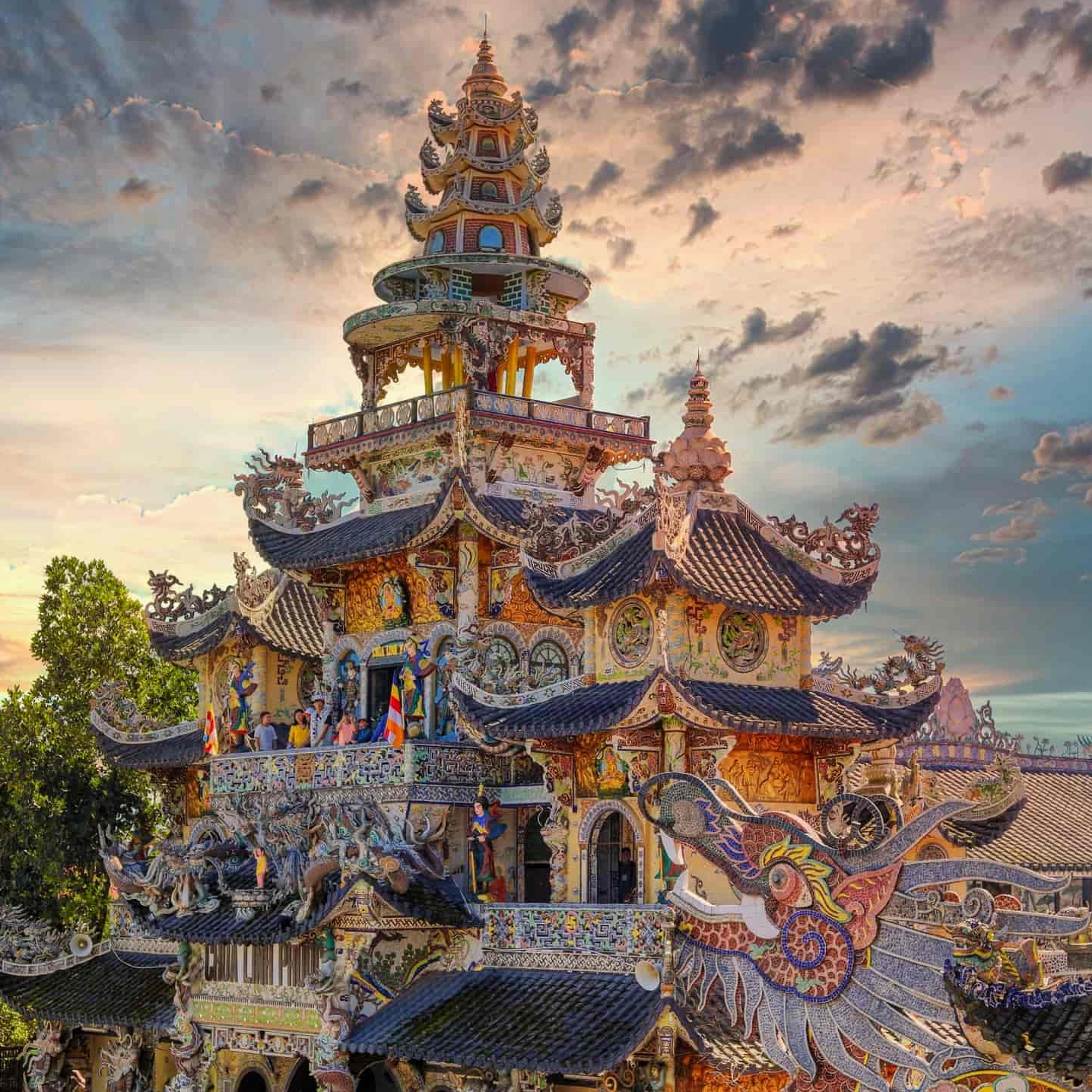 Chi tiết nghệ thuật khảm sành tại Chùa Ve Chai