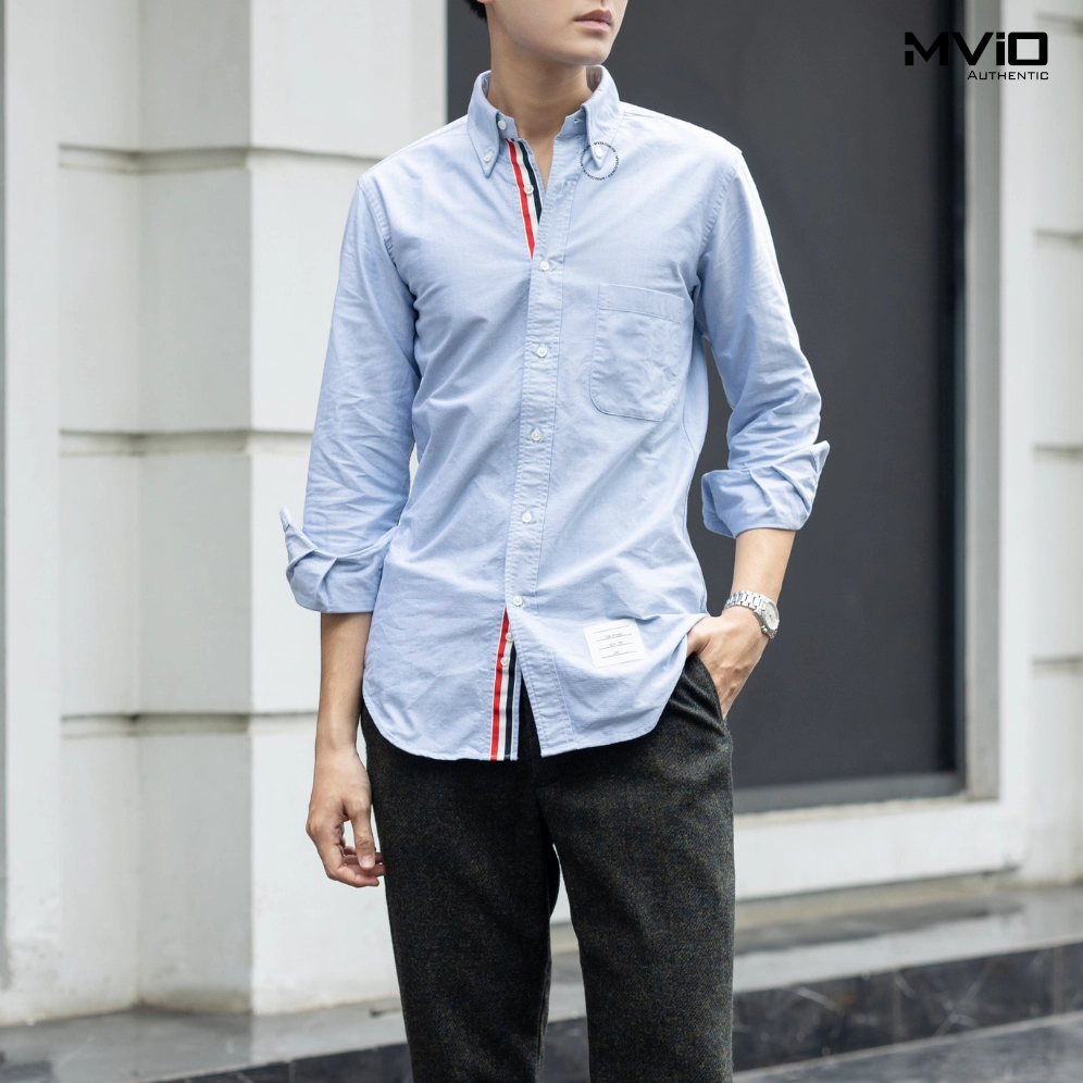Chi tiết tag RWB và ba sọc trên sơ mi Thom Browne