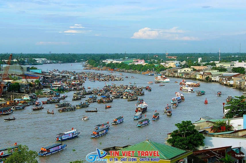 Chợ Nổi Cái Răng tấp nập ghe thuyền mua bán nông sản