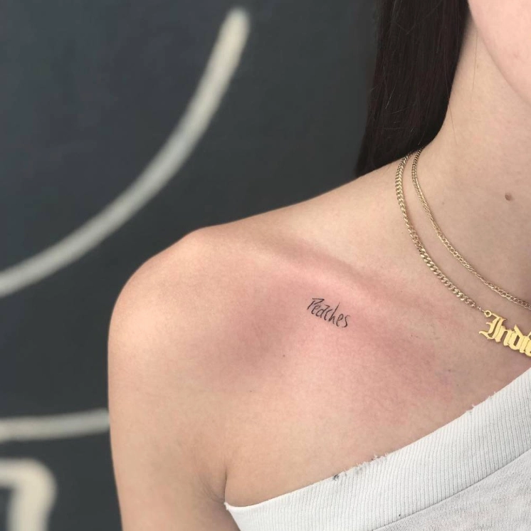 Cô gái khoe hình xăm mini xương quai xanh với họa tiết con bướm