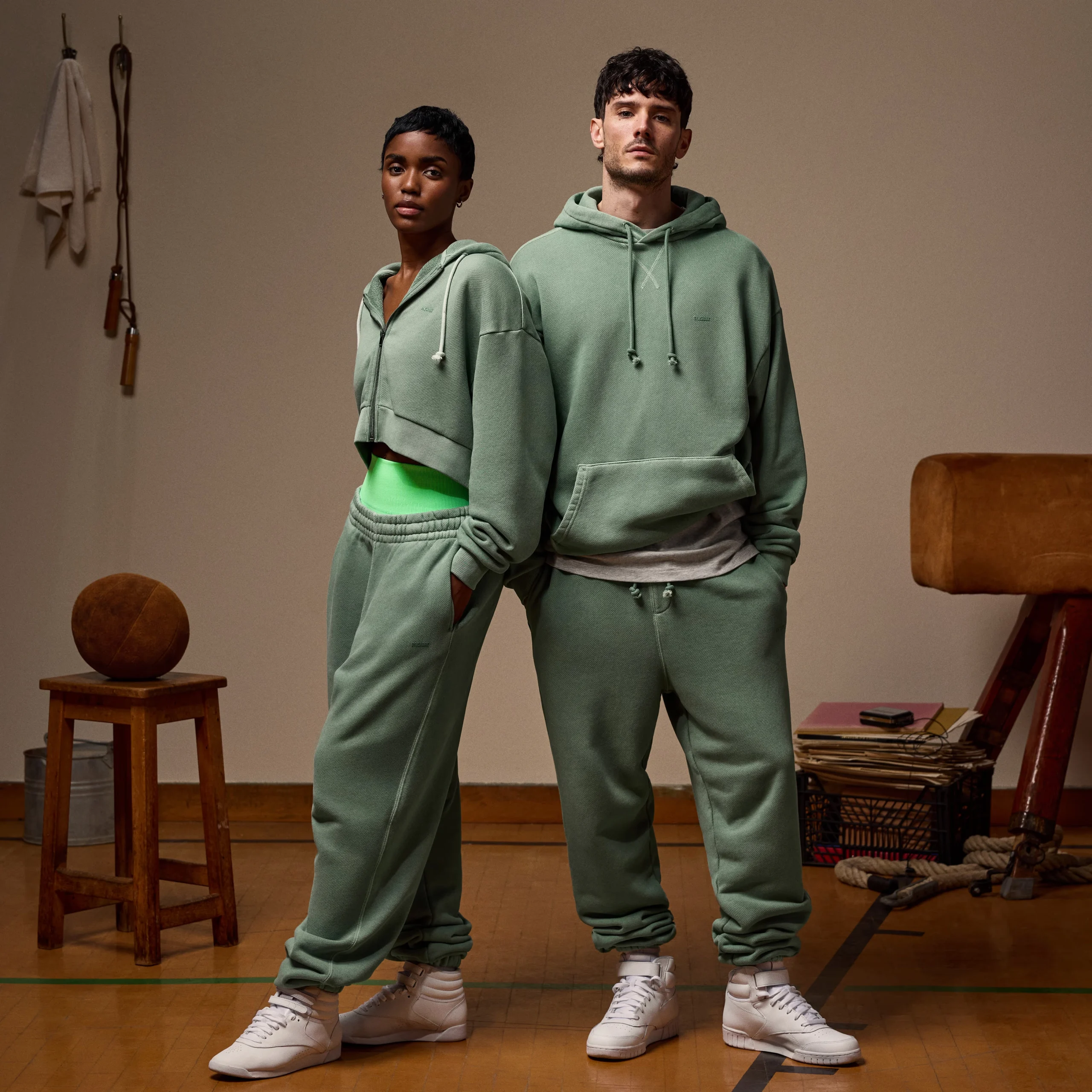 Cô gái phối đồ athleisure hiện đại