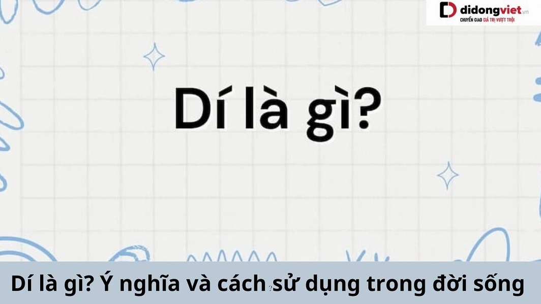 Cô gái trẻ đang sử dụng điện thoại và mỉm cười